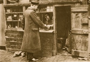 Un chófer entregando un par de botas a un zapatero, Mayfair de English Photographer